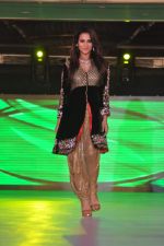Model walk the ramp at Umeed-Ek Koshish charitable fashion show in Leela hotel on 9th Nov 2012.1 (5).JPG